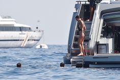 Соблазнительная Кортни Кардашян в красивом бикини на яхте в Италии фото #13