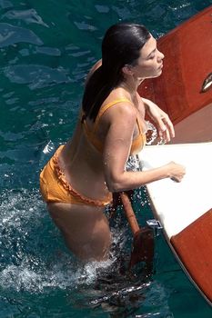 Аппетитная попка Кортни Кардашян в сексуальном бикини на лодочной прогулке в Италии фото #4