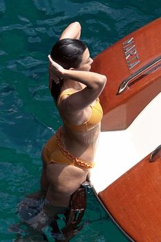 Аппетитная попка Кортни Кардашян в сексуальном бикини на лодочной прогулке в Италии фото #5