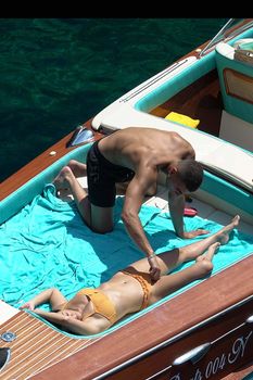 Аппетитная попка Кортни Кардашян в сексуальном бикини на лодочной прогулке в Италии фото #9