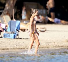 Красотка Амелия Виндзор топлесс на пляже на Ибице фото #4