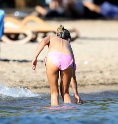 Красотка Амелия Виндзор топлесс на пляже на Ибице фото #6