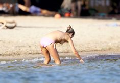 Красотка Амелия Виндзор топлесс на пляже на Ибице фото #7