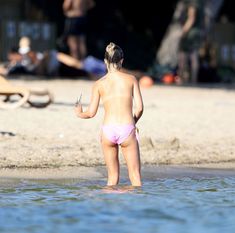 Красотка Амелия Виндзор топлесс на пляже на Ибице фото #8