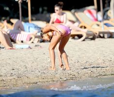 Красотка Амелия Виндзор топлесс на пляже на Ибице фото #9