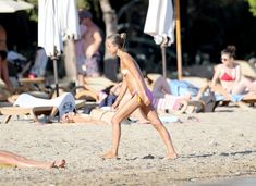 Красотка Амелия Виндзор топлесс на пляже на Ибице фото #12