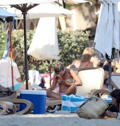 Красотка Амелия Виндзор топлесс на пляже на Ибице фото #16
