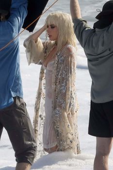 Красотка Леди Гага в прозрачном наряде на пляже Нью-Йорка фото #2