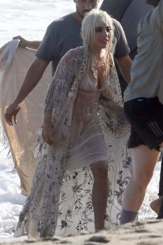 Красотка Леди Гага в прозрачном наряде на пляже Нью-Йорка фото #3