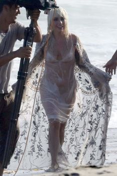 Красотка Леди Гага в прозрачном наряде на пляже Нью-Йорка фото #4