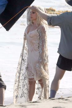 Красотка Леди Гага в прозрачном наряде на пляже Нью-Йорка фото #6