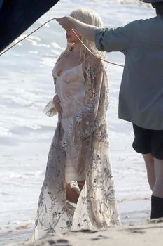 Красотка Леди Гага в прозрачном наряде на пляже Нью-Йорка фото #7