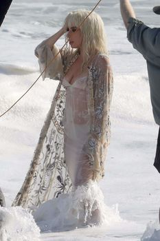 Красотка Леди Гага в прозрачном наряде на пляже Нью-Йорка фото #8