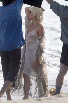 Красотка Леди Гага в прозрачном наряде на пляже Нью-Йорка фото #10