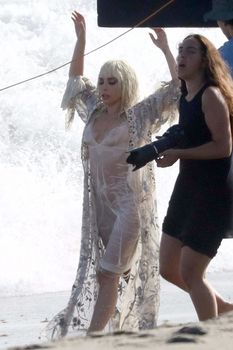Красотка Леди Гага в прозрачном наряде на пляже Нью-Йорка фото #11