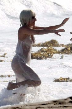 Красотка Леди Гага в прозрачном наряде на пляже Нью-Йорка фото #12