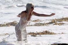 Красотка Леди Гага в прозрачном наряде на пляже Нью-Йорка фото #14