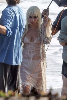 Красотка Леди Гага в прозрачном наряде на пляже Нью-Йорка фото #15