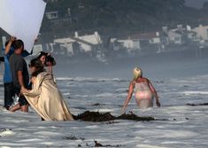 Красотка Леди Гага в прозрачном наряде на пляже Нью-Йорка фото #16
