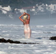 Красотка Леди Гага в прозрачном наряде на пляже Нью-Йорка фото #17