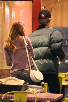 Торчащие соски Лили-Роуз Депп сквозь майку в ресторане в Западном Голливуде фото #7