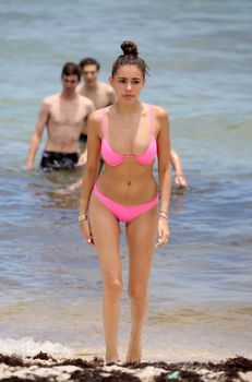 Милая Мэдисон Бир в сексуальном бикини на пляже Майами фото #11