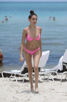 Милая Мэдисон Бир в сексуальном бикини на пляже Майами фото #14