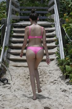 Милая Мэдисон Бир в сексуальном бикини на пляже Майами фото #17