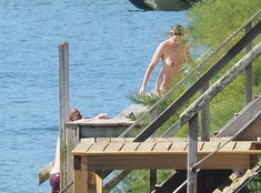 Абсолютно голая Марион Котийяр купается в Кап-Ферре фото #3