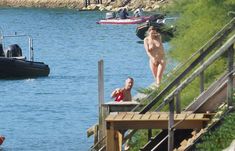 Абсолютно голая Марион Котийяр купается в Кап-Ферре фото #6
