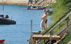 Абсолютно голая Марион Котийяр купается в Кап-Ферре фото #7