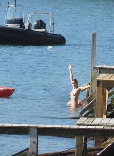 Абсолютно голая Марион Котийяр купается в Кап-Ферре фото #8