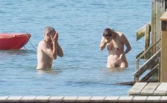 Абсолютно голая Марион Котийяр купается в Кап-Ферре фото #10