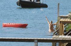 Абсолютно голая Марион Котийяр купается в Кап-Ферре фото #11