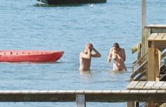 Абсолютно голая Марион Котийяр купается в Кап-Ферре фото #12