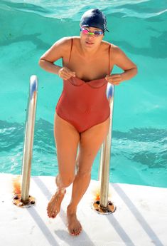 Горячая Натали Келли топлесс купается в бассейне в Австралии фото #18
