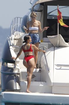 Страстная Оливия Калпо в ярком бикини на яхте на Форминтере фото #3
