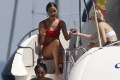 Страстная Оливия Калпо в ярком бикини на яхте на Форминтере фото #5