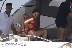 Страстная Оливия Калпо в ярком бикини на яхте на Форминтере фото #6