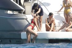 Страстная Оливия Калпо в ярком бикини на яхте на Форминтере фото #10