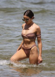 Красотка Оливия Калпо в сексуальном бикини на пляже Майами фото #2