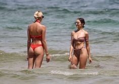 Красотка Оливия Калпо в сексуальном бикини на пляже Майами фото #11
