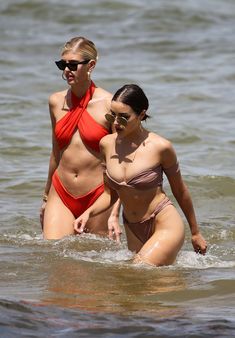 Красотка Оливия Калпо в сексуальном бикини на пляже Майами фото #13