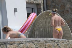 Голые сиськи Перри Эдвардс на каникулах на Миконосе фото #10