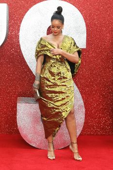 Красотка Рианна засветила грудь на премьере Oceans 8 в Лондоне фото #10