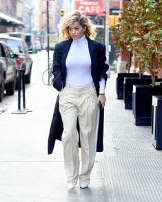 Сексуальная Рита Ора в очень обтягивающем наряде на улицах Нью-Йорка фото #1