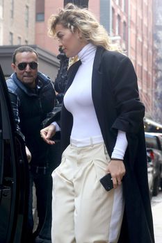 Сексуальная Рита Ора в очень обтягивающем наряде на улицах Нью-Йорка фото #9