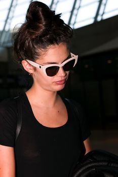 Красотка Сара Сампайо засветила грудь сквозь футболку в аэропорту Ниццы фото #8