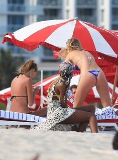 Аппетитная Тони Гаррн топлесс на пляже на Майами фото #12