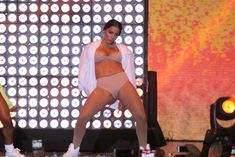 Красотка Anitta засветила грудь на концерте фото #6